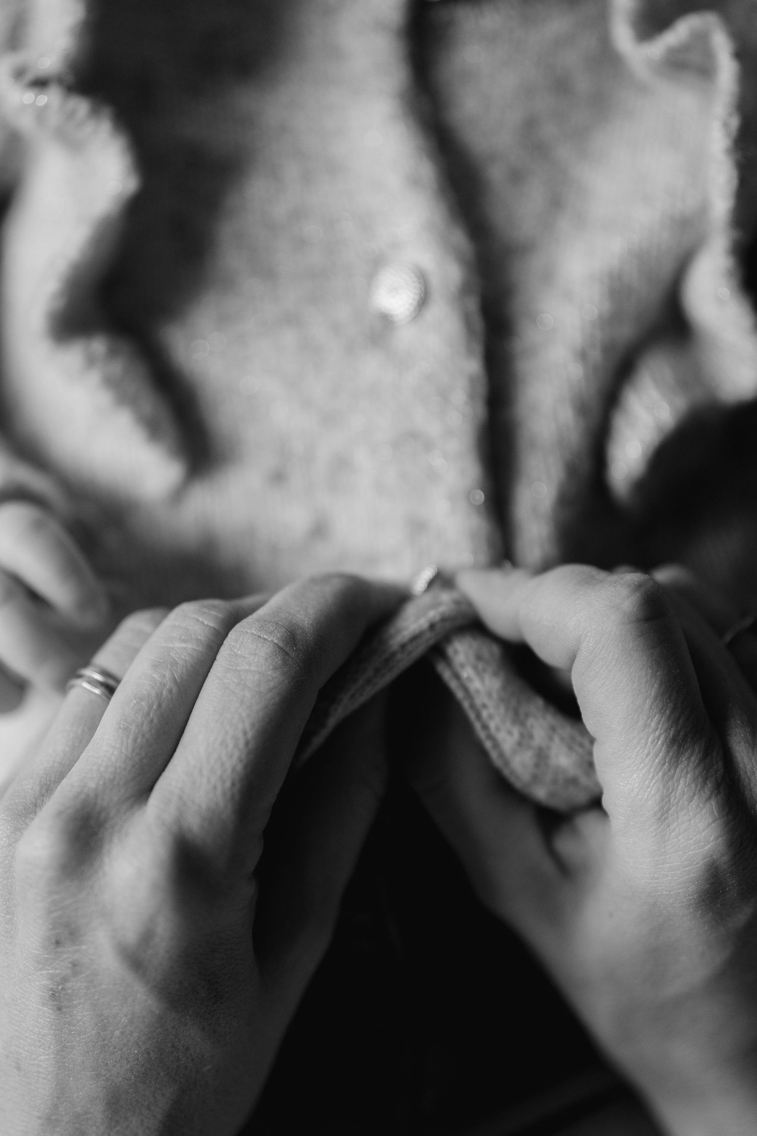 Des détails sur l'habillage de bébé.