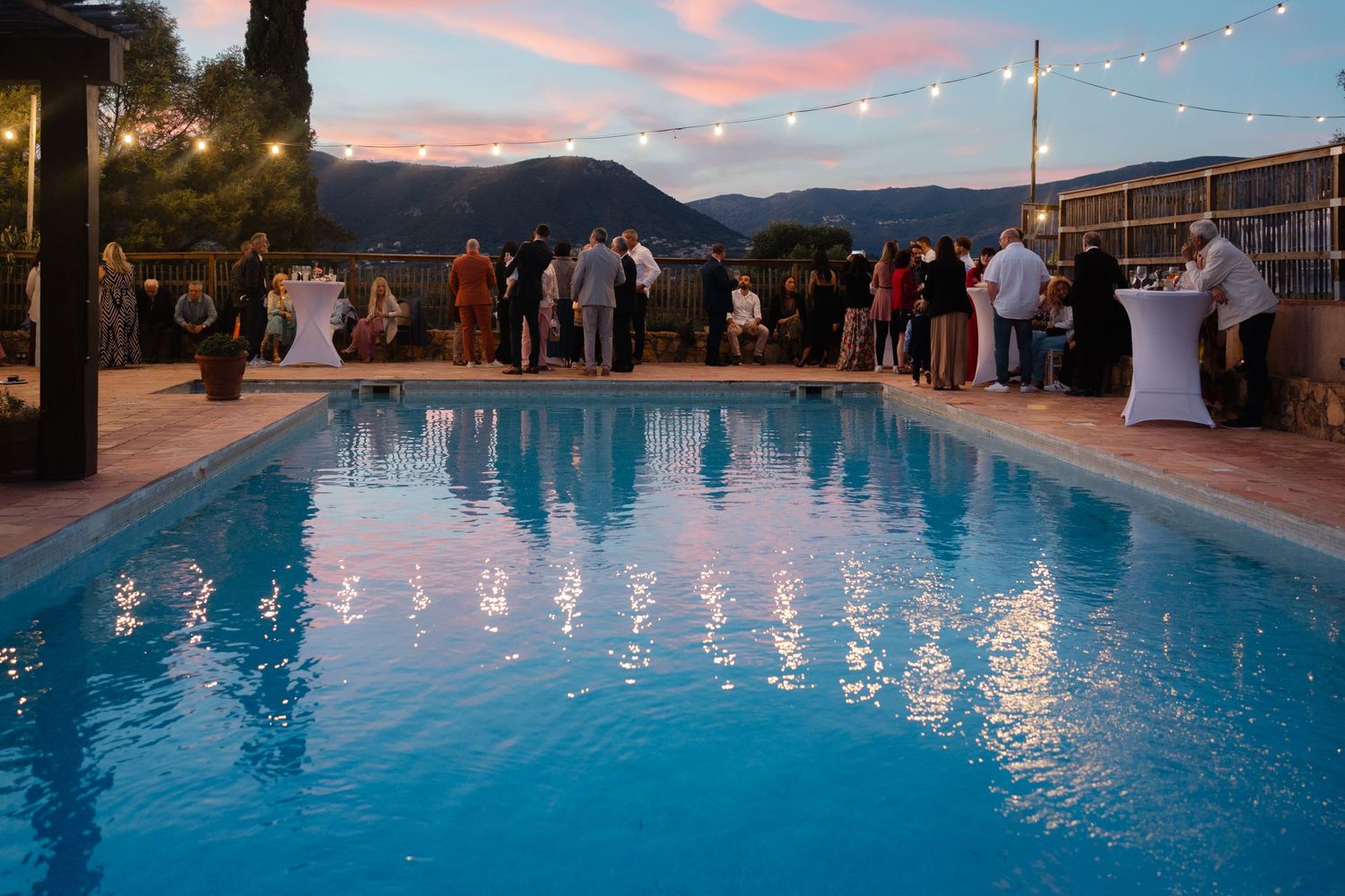 Le ciel du soir qui se reflète dans la magnifique piscine du lieu.