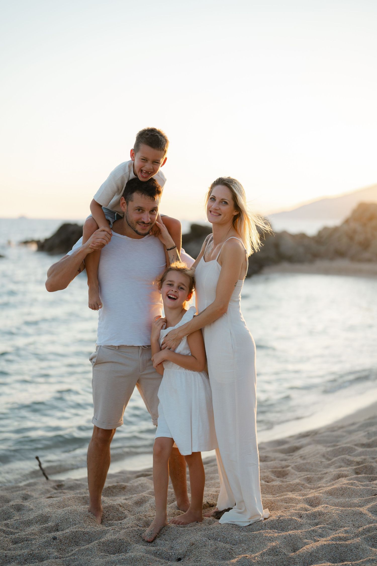 Une chouette séance famille avec de la complicité au coucher du soleil.