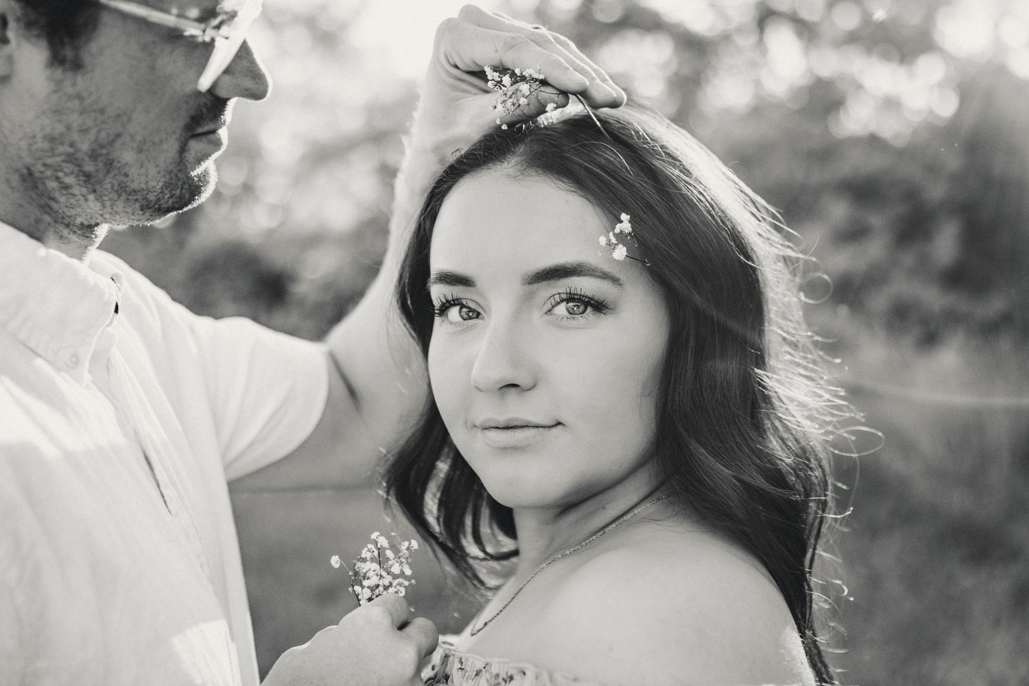 Black and white portraits showing romantic moments in natural outdoor lighting.