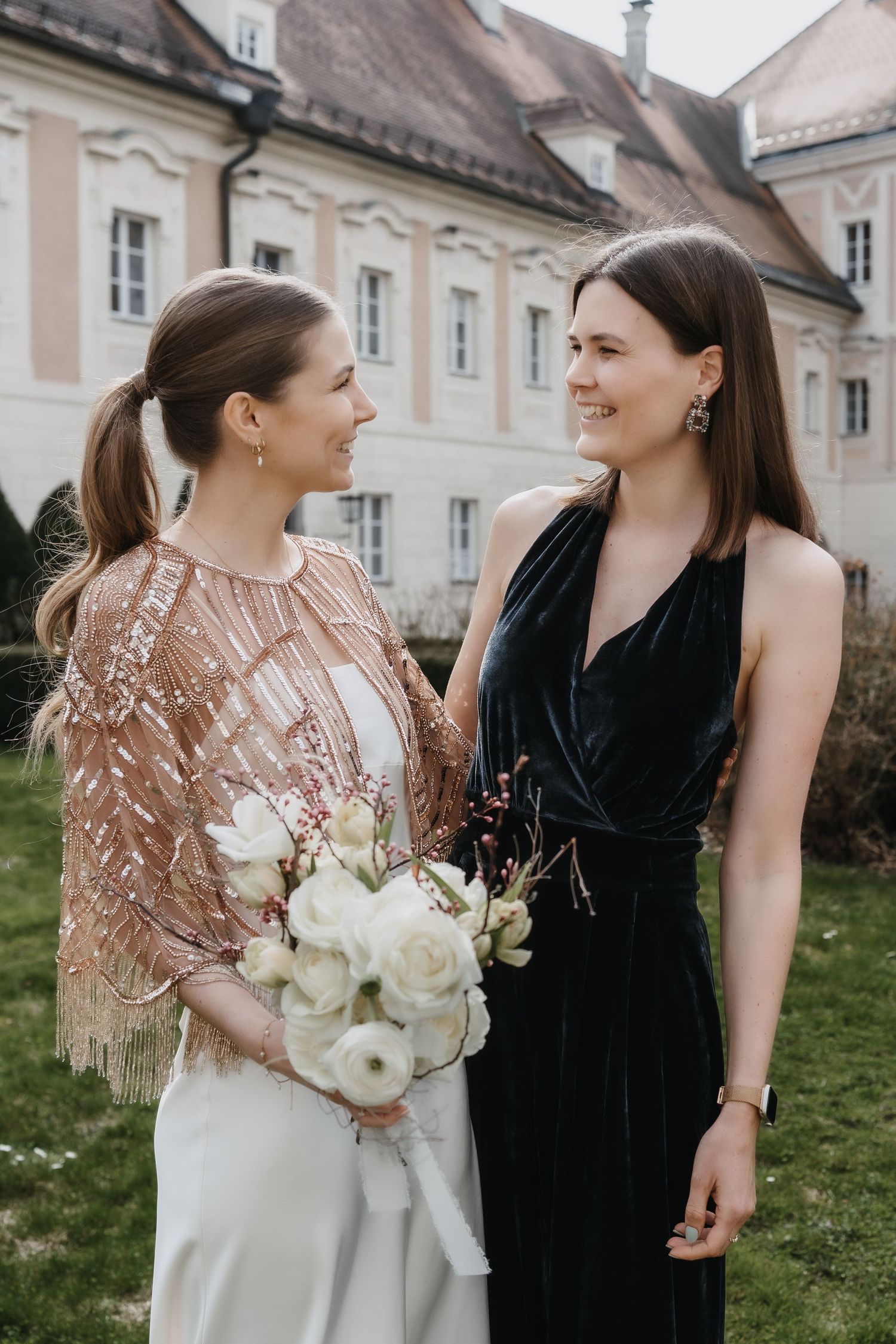 Schwesternfoto nach den Trauung. die große Schwester ist stolz auf ihre kleine Schwester
