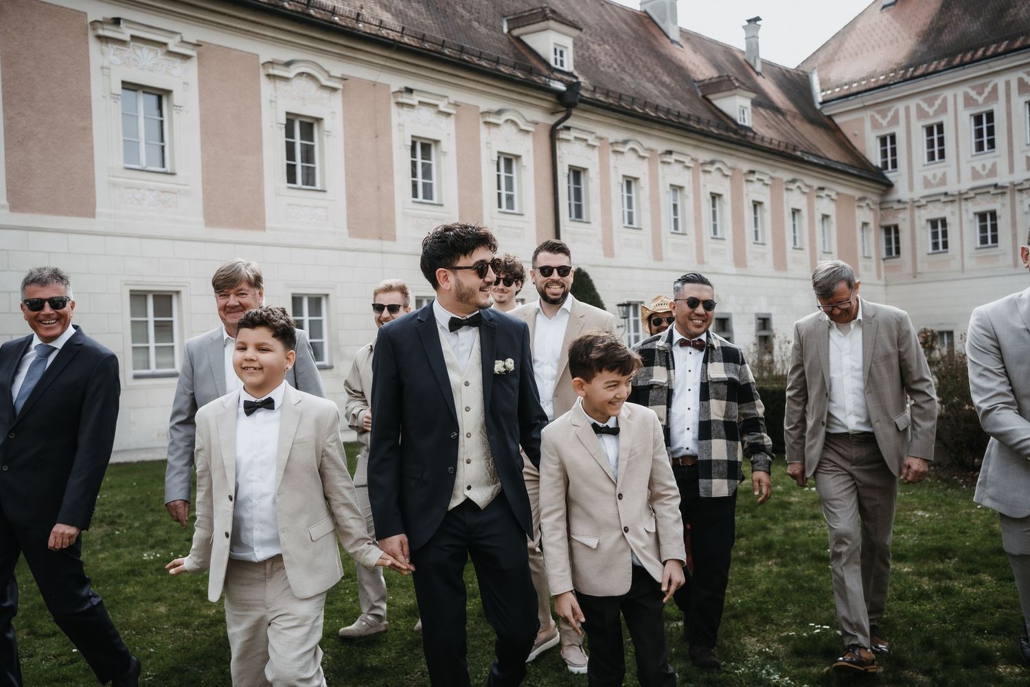 modernes Gruppenfoto von Team Groom