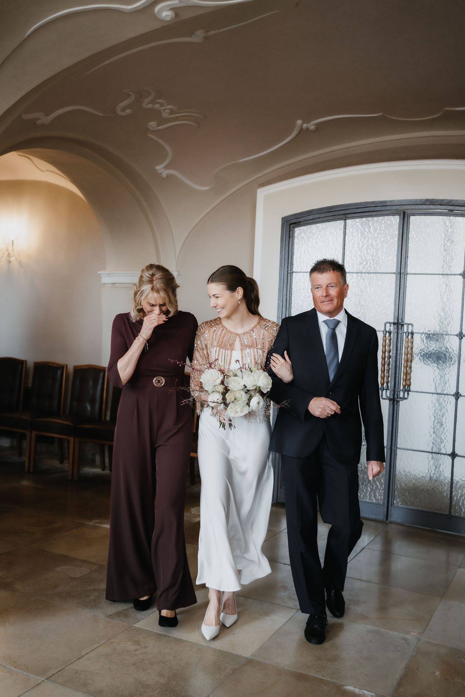 Einzug der Braut mit ihrer Mutter und ihrem Vater. Die Eltern sind gerührt und haben Tränen in den Augen