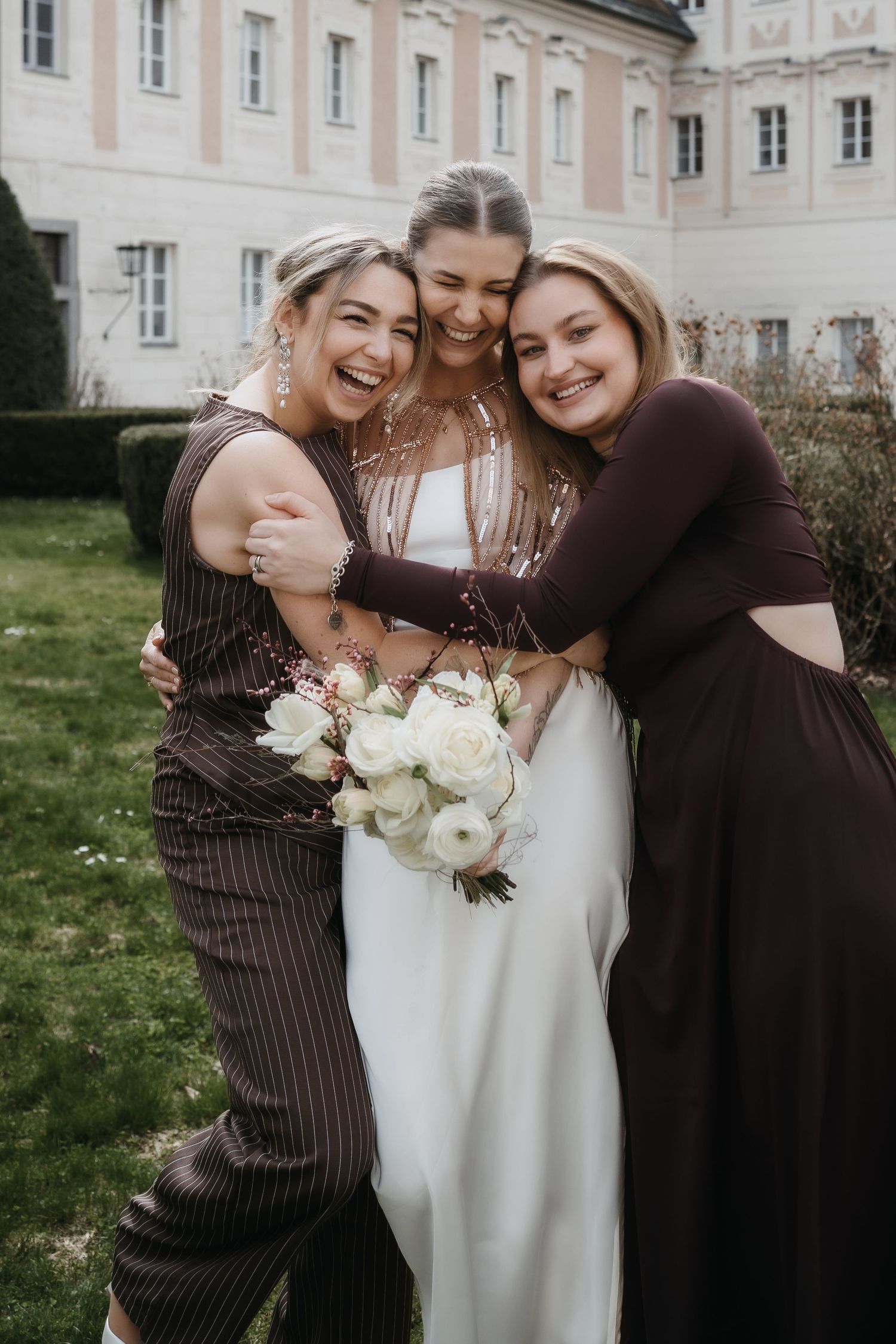 Beste Freunde freuen sich mit der Braut über deren schönen tag und lachen sich zu