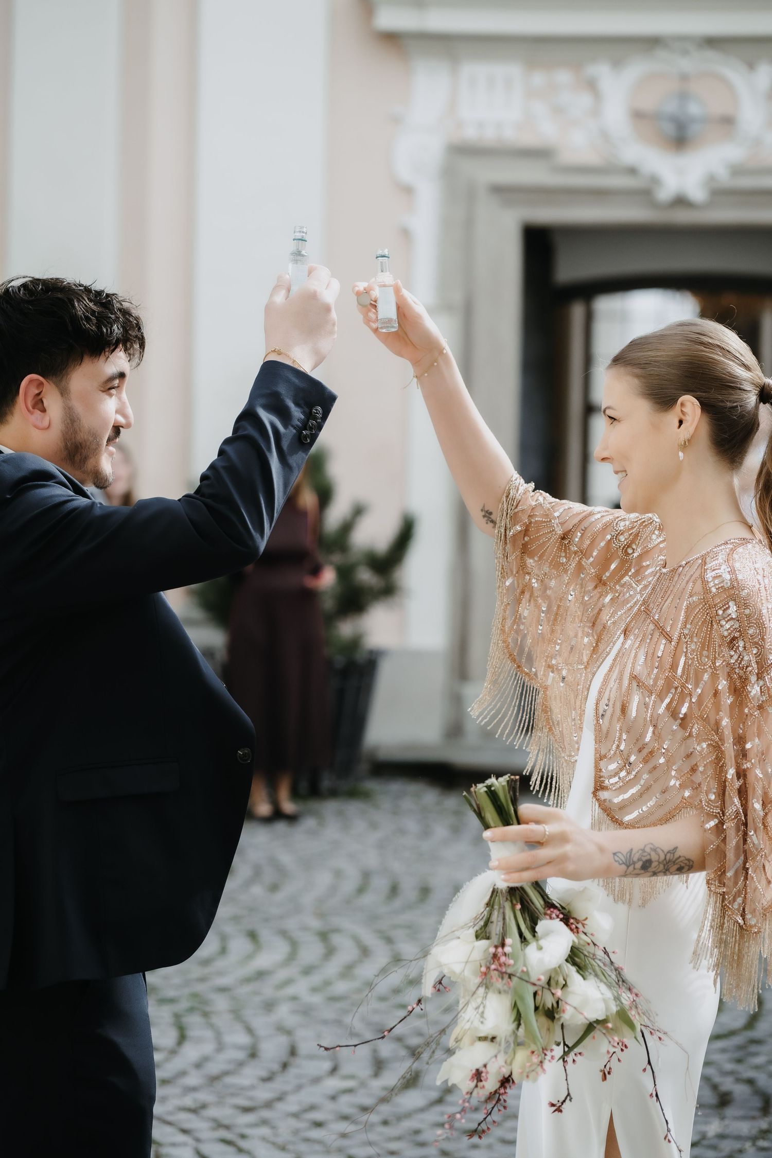 Brautpaar zelebriert ihre Hochzeit und stoßt an.