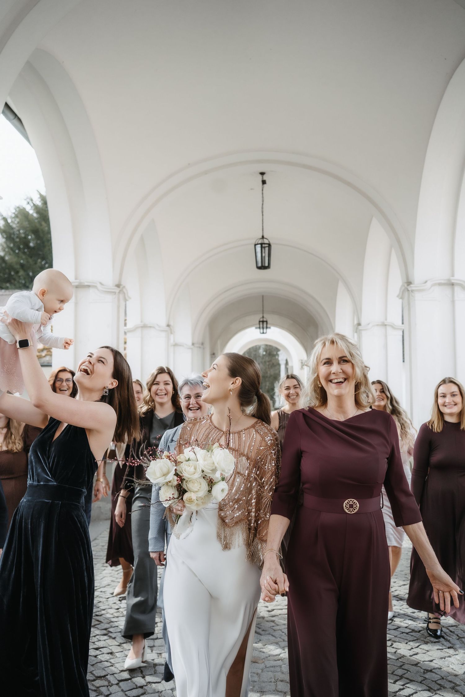 modernes Gruppenfoto des Team Bride