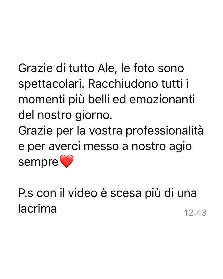Italian text message thanking for photography services with red heart emoji.