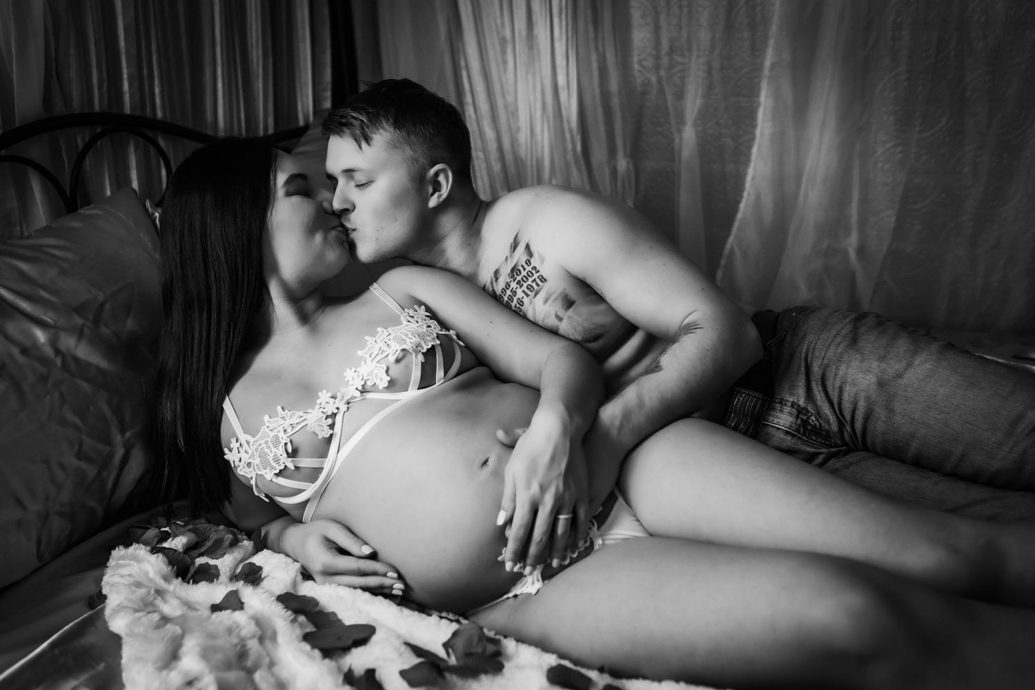intimate maternity photoshoot tacoma
