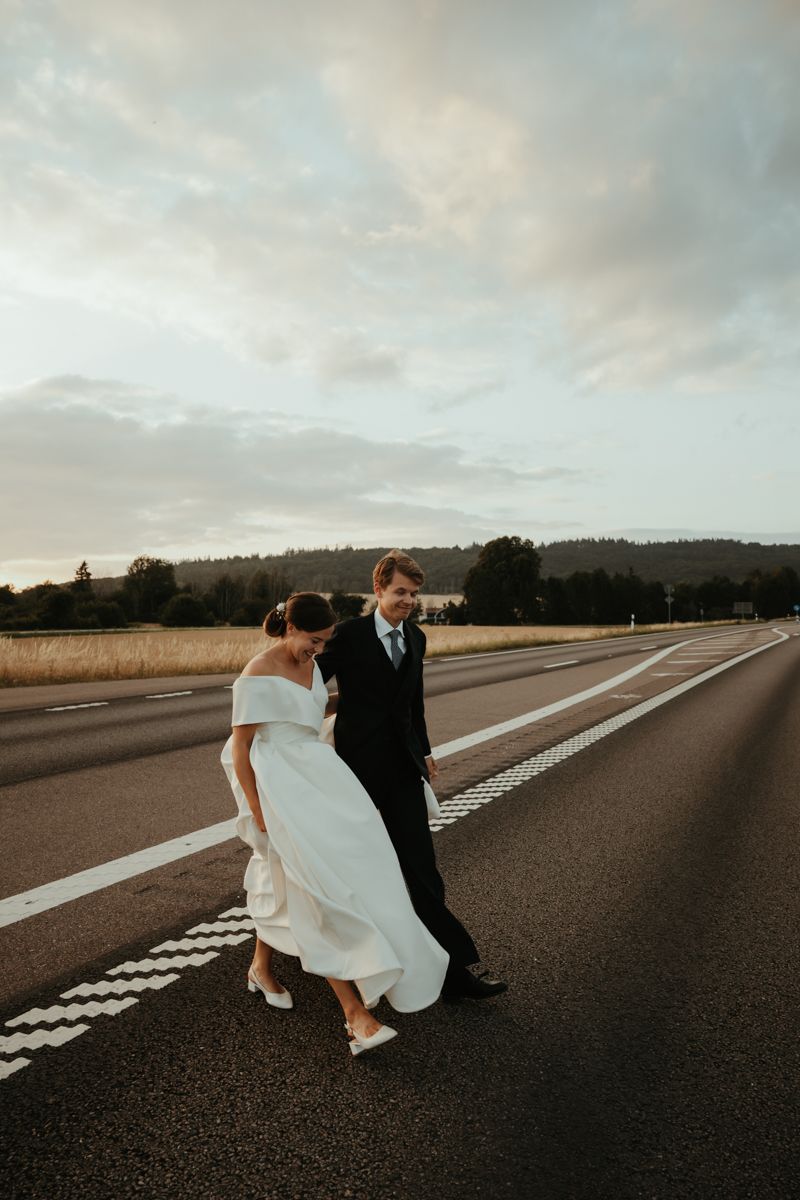 Bröllopsfotografering under golden hour utanför Näfstad Loge fotograferat av Grevholm Photography.
