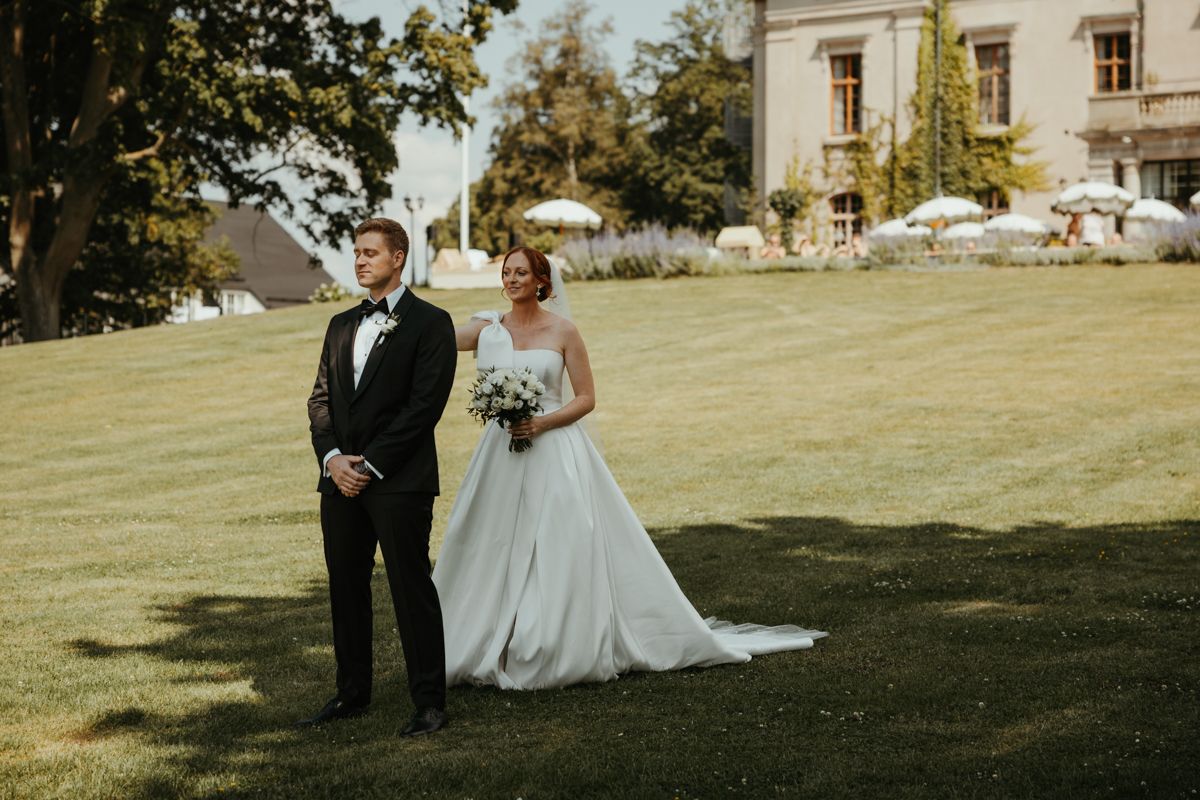 First look i slottsparken på ett bröllop på Maryhill Estate fotograferat av Grevholm Photography.