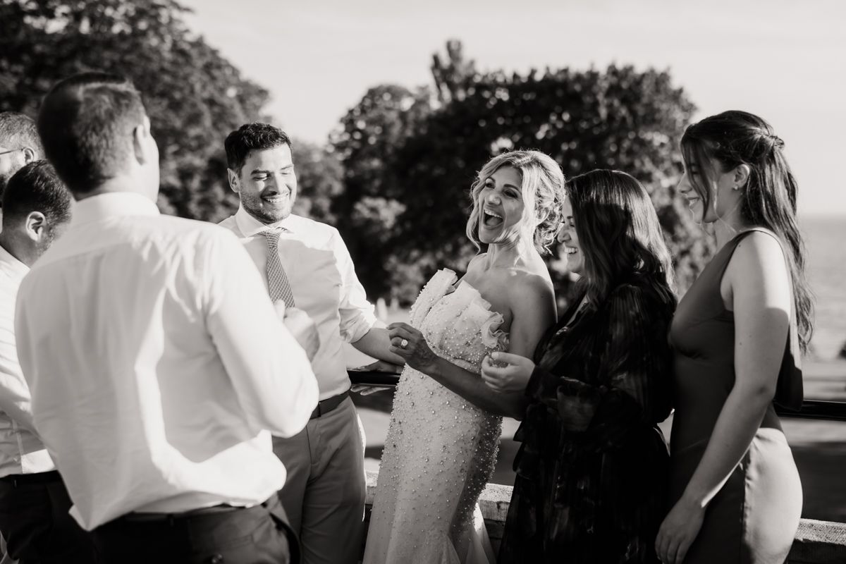Bröllopsgäster på ett bröllop på Maryhill Estate fotograferat av Grevholm Photography.
