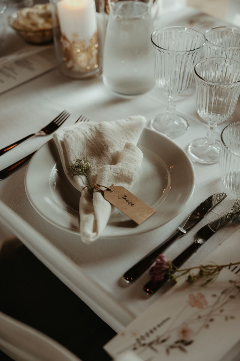 Näfstad loge dukad inför ett bröllop, fotograferat av Grevholm Photography.