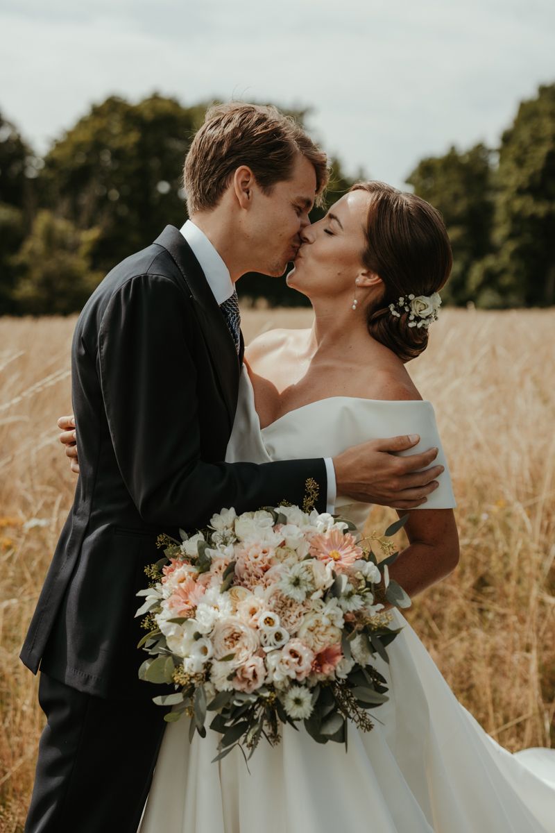 Bröllop i Alvastra klosterruin fotograferat av Grevholm Photography.