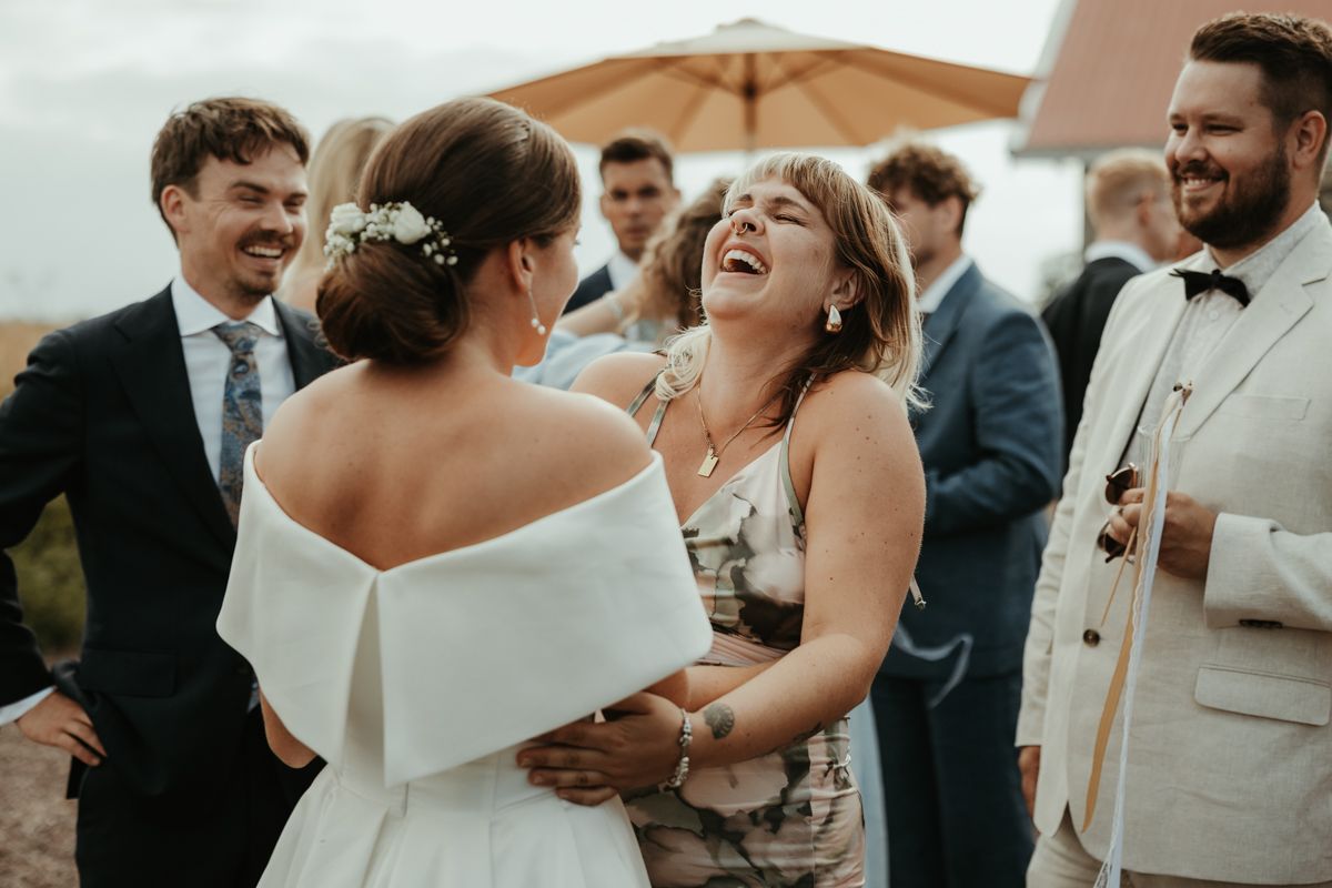 Mingel på ett bröllop på Näfstad loge, fotograferat av Grevholm Photography.