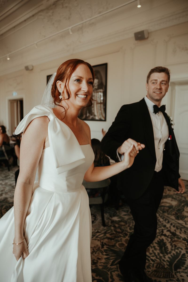 Brudpar dansar in till sin middag på ett bröllop på Maryhill Estate fotograferat av Grevholm Photography.