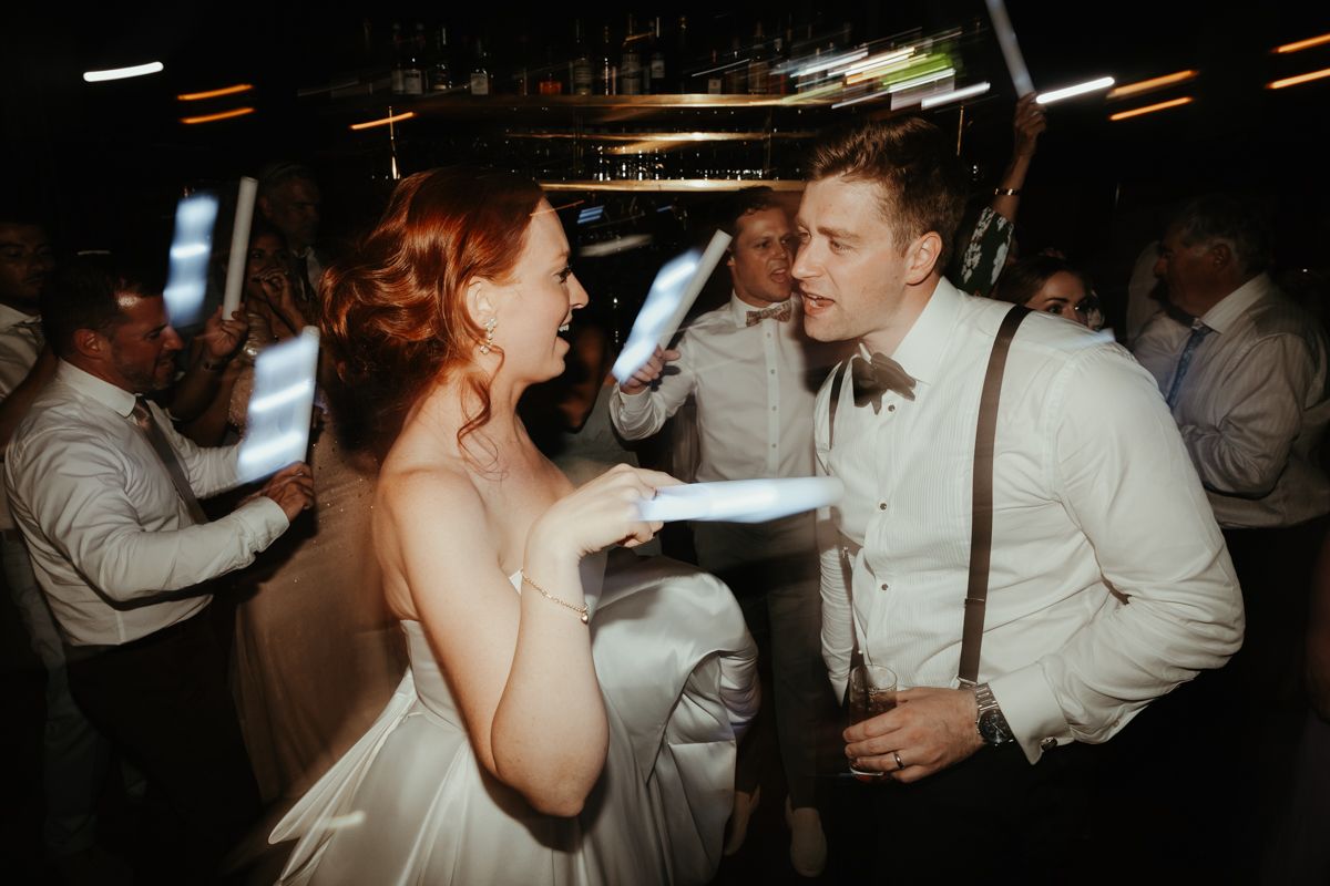 Brudpar dansar på deras sommarbröllop på Maryhill Estate fotograferat av Grevholm Photography.