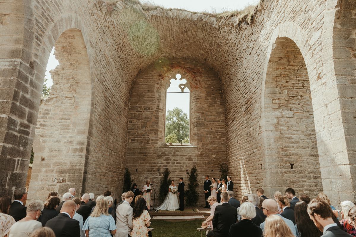 Bröllop i Alvastra klosterruin fotograferat av Grevholm Photography.