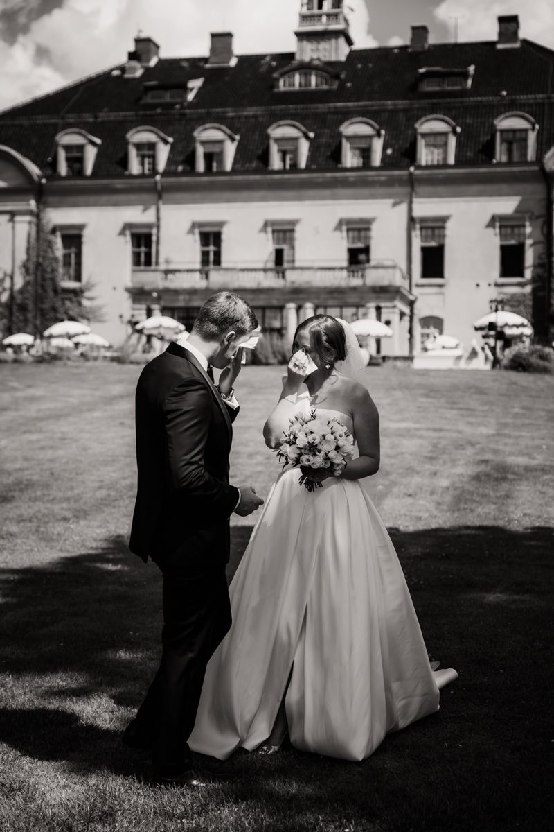 First look i slottsparken på ett bröllop på Maryhill Estate fotograferat av Grevholm Photography.