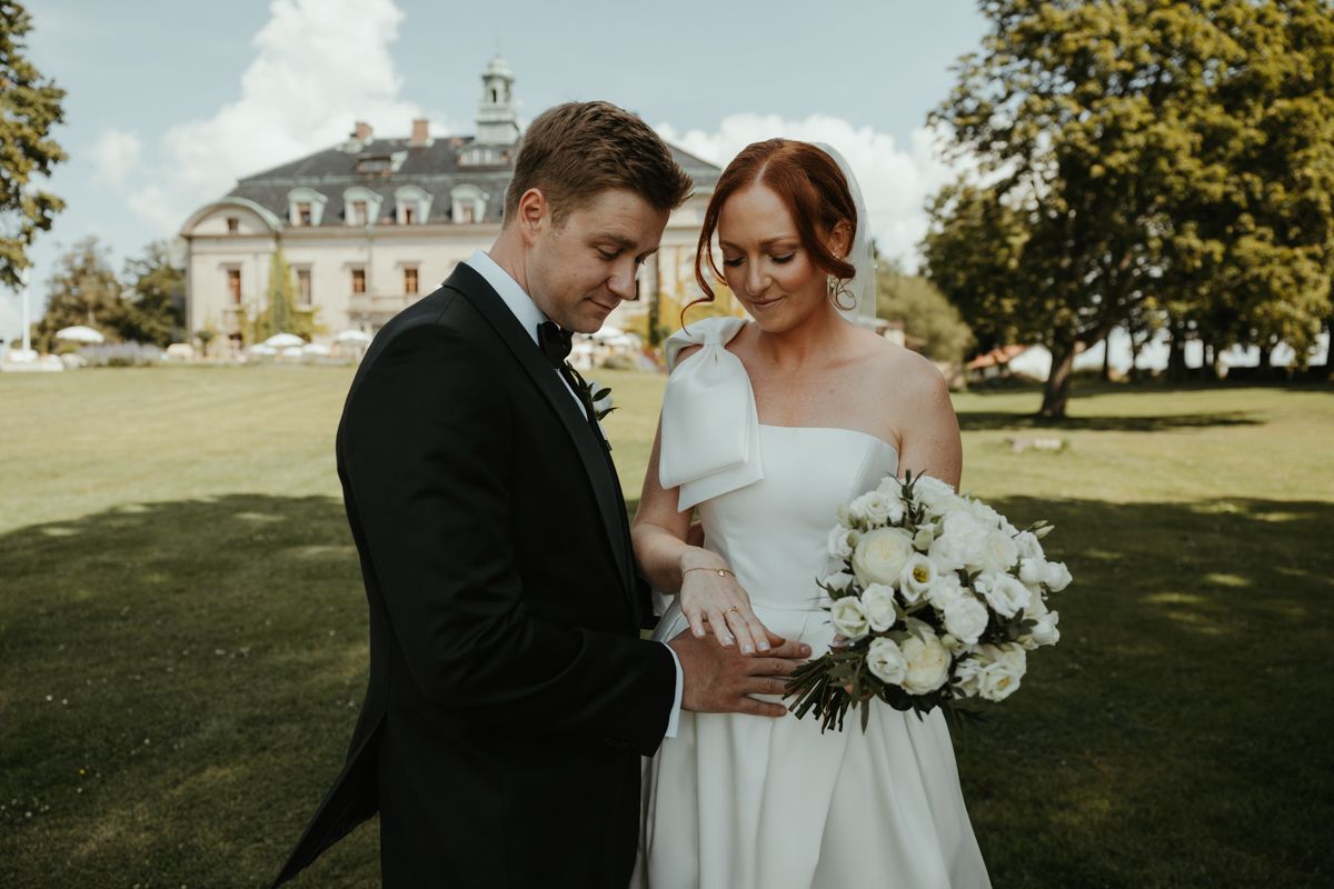 First look i slottsparken på ett bröllop på Maryhill Estate fotograferat av Grevholm Photography.