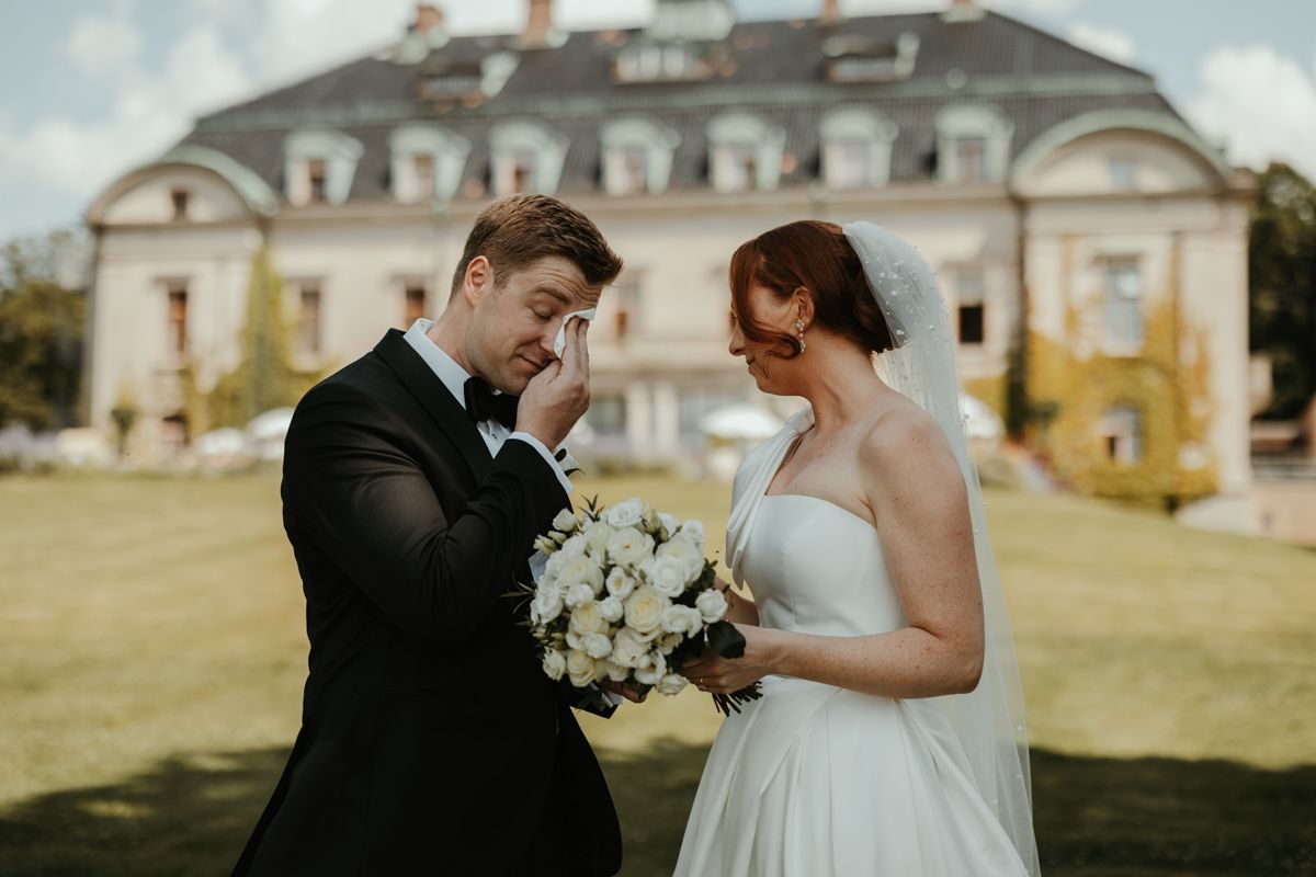 First look i slottsparken på ett bröllop på Maryhill Estate fotograferat av Grevholm Photography.