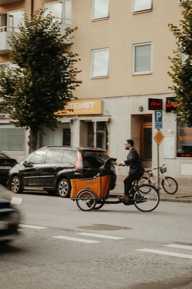 Personligt och färgglatt stadsbröllop mitt i Malmö augusti 2025 fotograferat av Grevholm Photography.