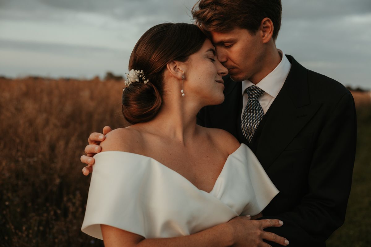 Bröllopsfotografering under golden hour utanför Näfstad Loge fotograferat av Grevholm Photography.