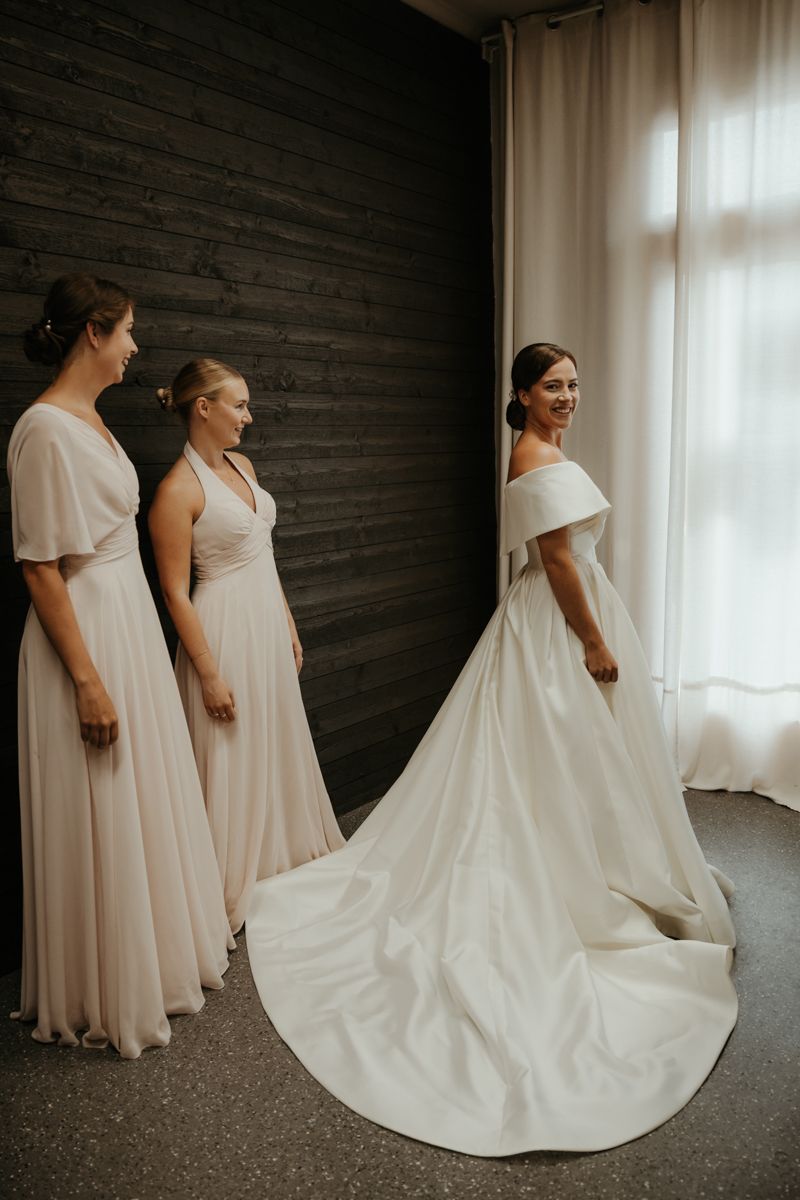 Förberedelser på salong inför ett bröllop i Alvastra klosterruin, fotograferat av Grevholm Photography.