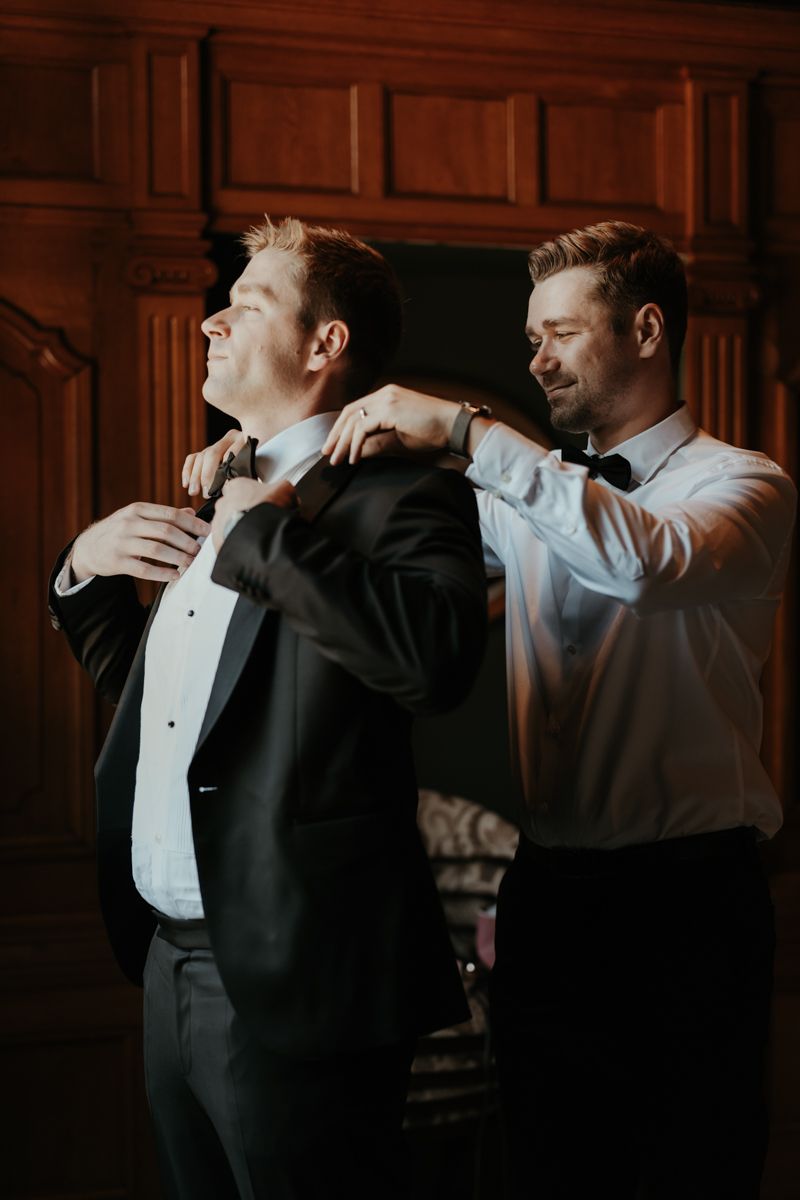 Förberedelser på slottet inför ett bröllop på Maryhill Estate fotograferat av Grevholm Photography.