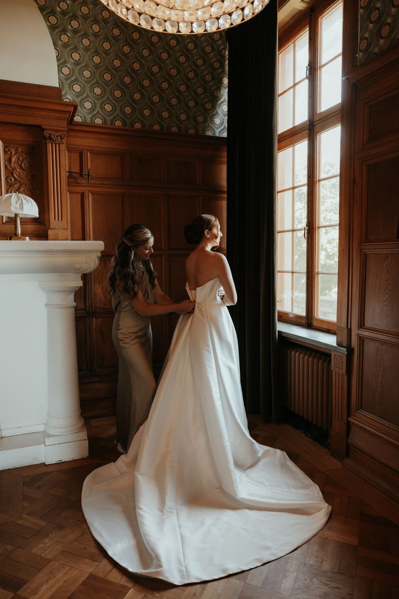 Förberedelser på slottet inför ett bröllop på Maryhill Estate fotograferat av Grevholm Photography.