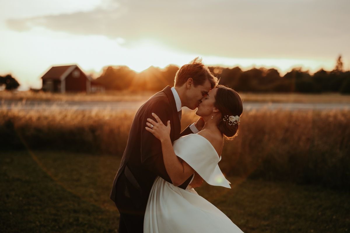 Bröllopsfotografering under golden hour utanför Näfstad Loge fotograferat av Grevholm Photography.