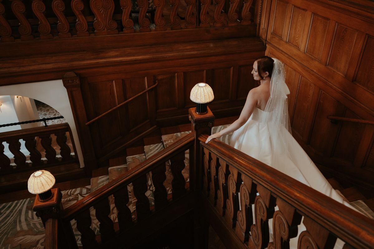 First look i slottsparken på ett bröllop på Maryhill Estate fotograferat av Grevholm Photography.
