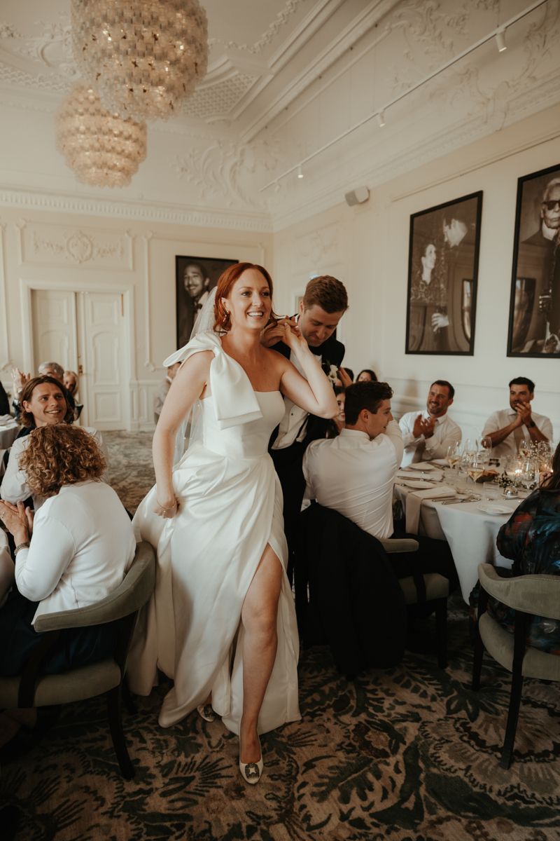 Brudpar dansar in till sin middag på ett bröllop på Maryhill Estate fotograferat av Grevholm Photography.