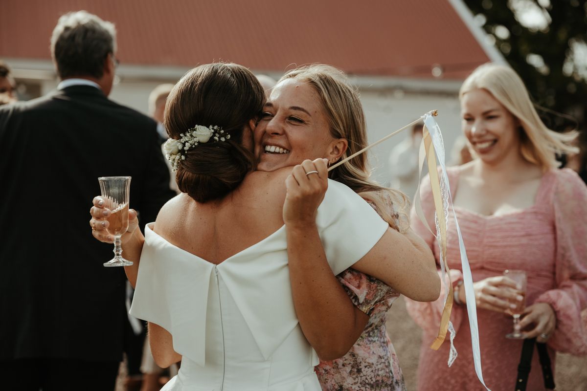 Mingel på ett bröllop på Näfstad loge, fotograferat av Grevholm Photography.