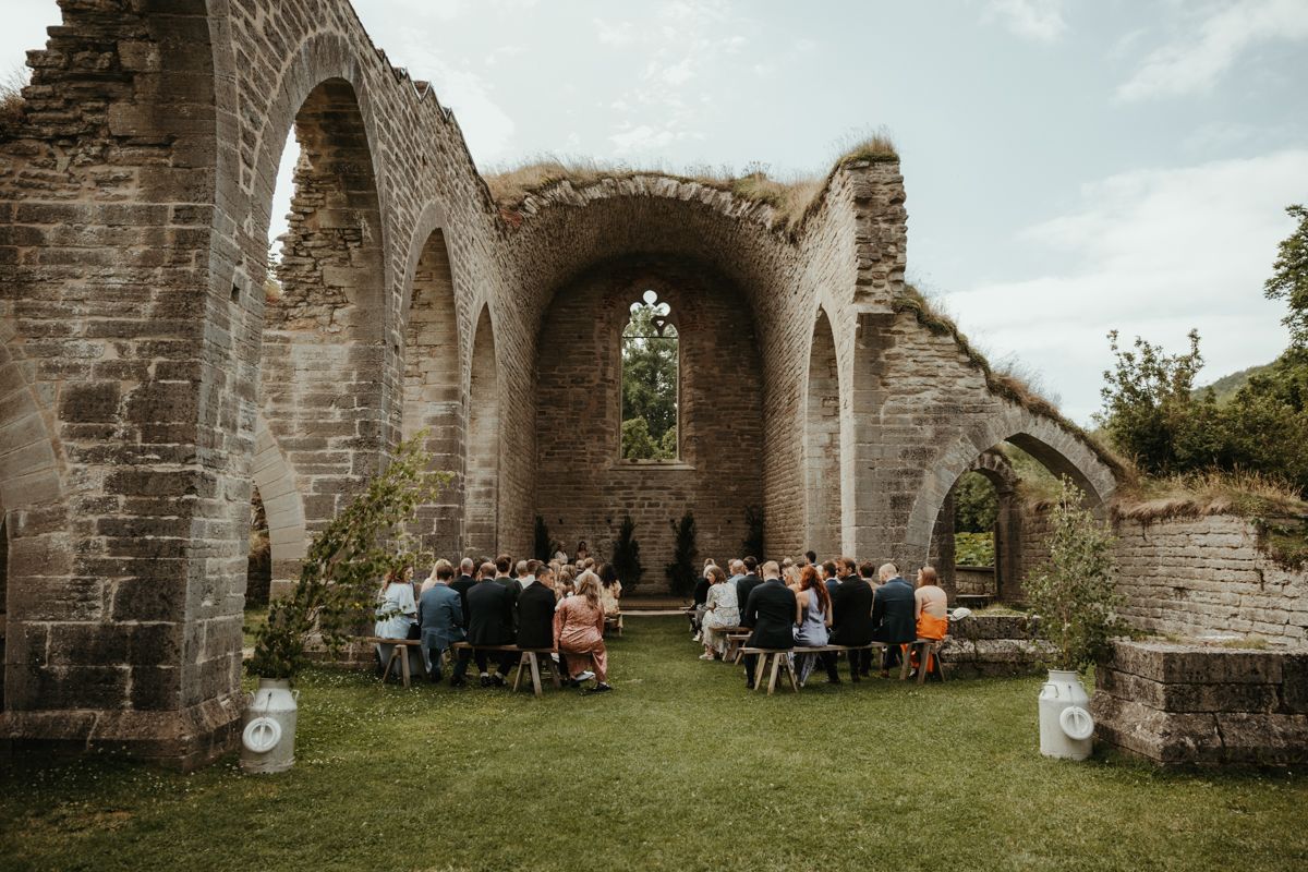 Bröllop i Alvastra klosterruin fotograferat av Grevholm Photography.