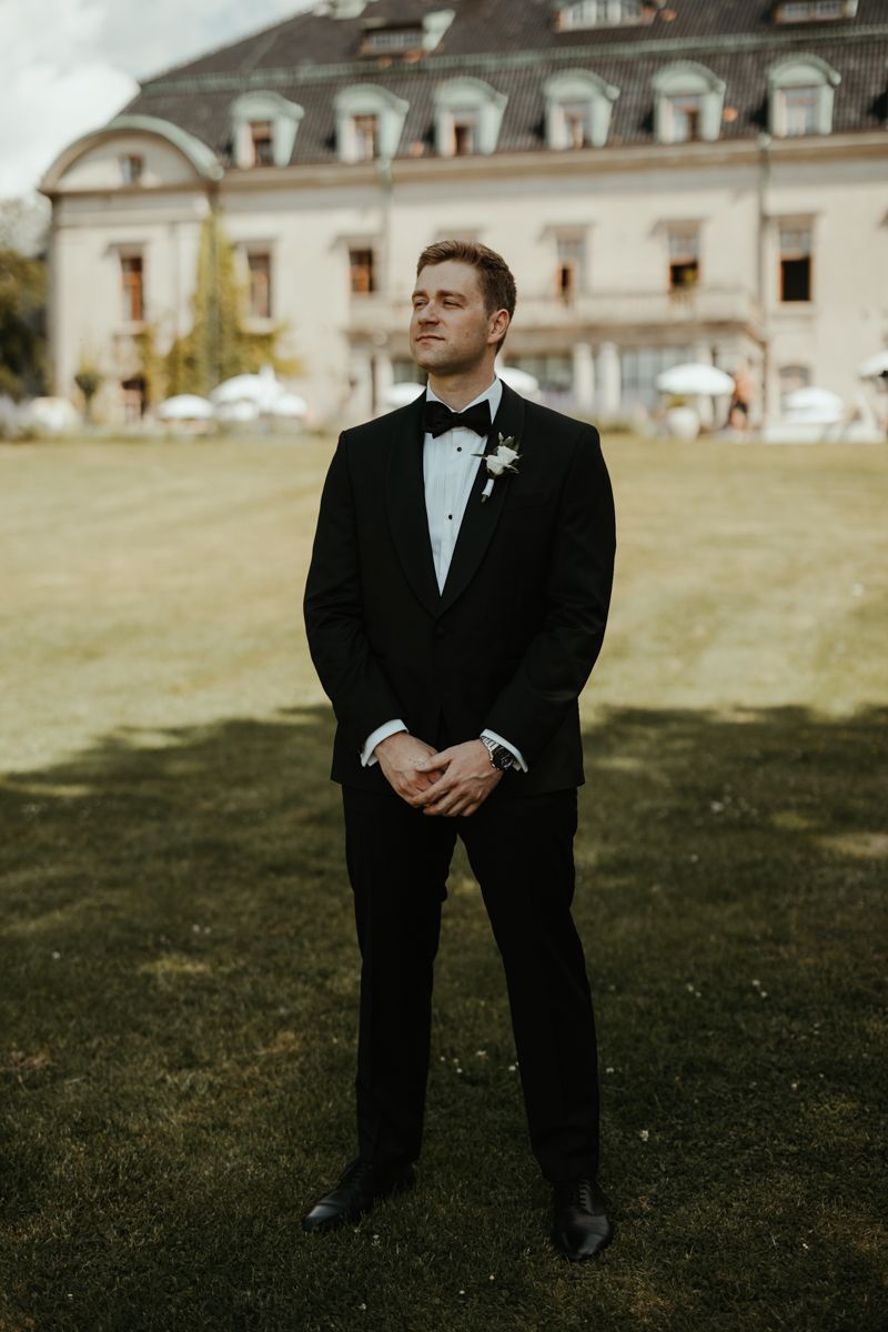 First look i slottsparken på ett bröllop på Maryhill Estate fotograferat av Grevholm Photography.