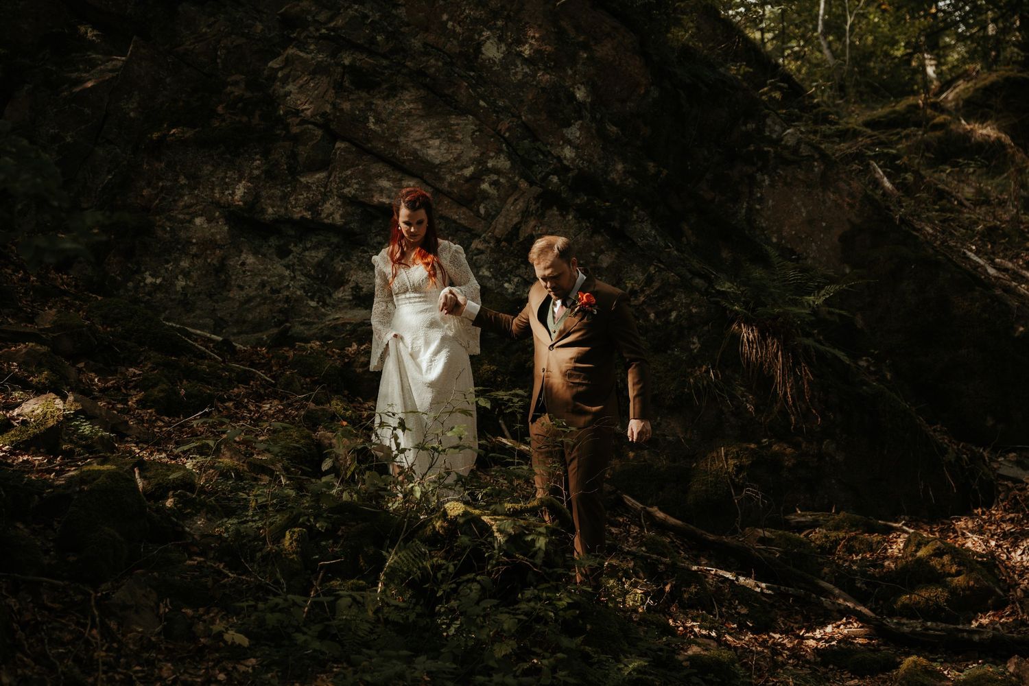 Sagolikt, personligt skogsbröllop vid Kroksjöns Skogsretreat fotograferat av Grevholm Photography.