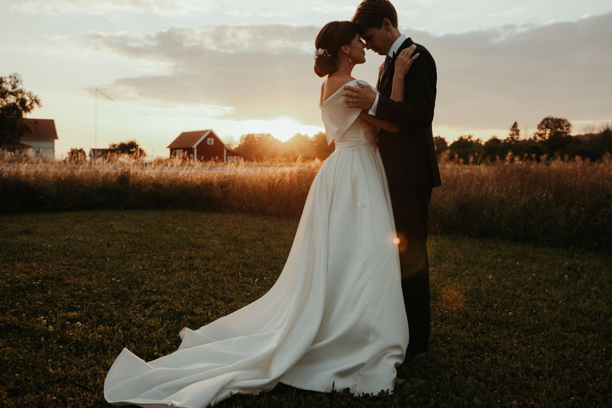 Bröllopsfotografering under golden hour utanför Näfstad Loge fotograferat av Grevholm Photography.