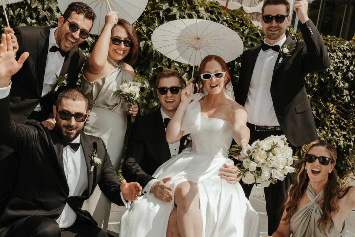 Gruppbild med brudfölje på ett bröllop på Maryhill Estate fotograferat av Grevholm Photography.