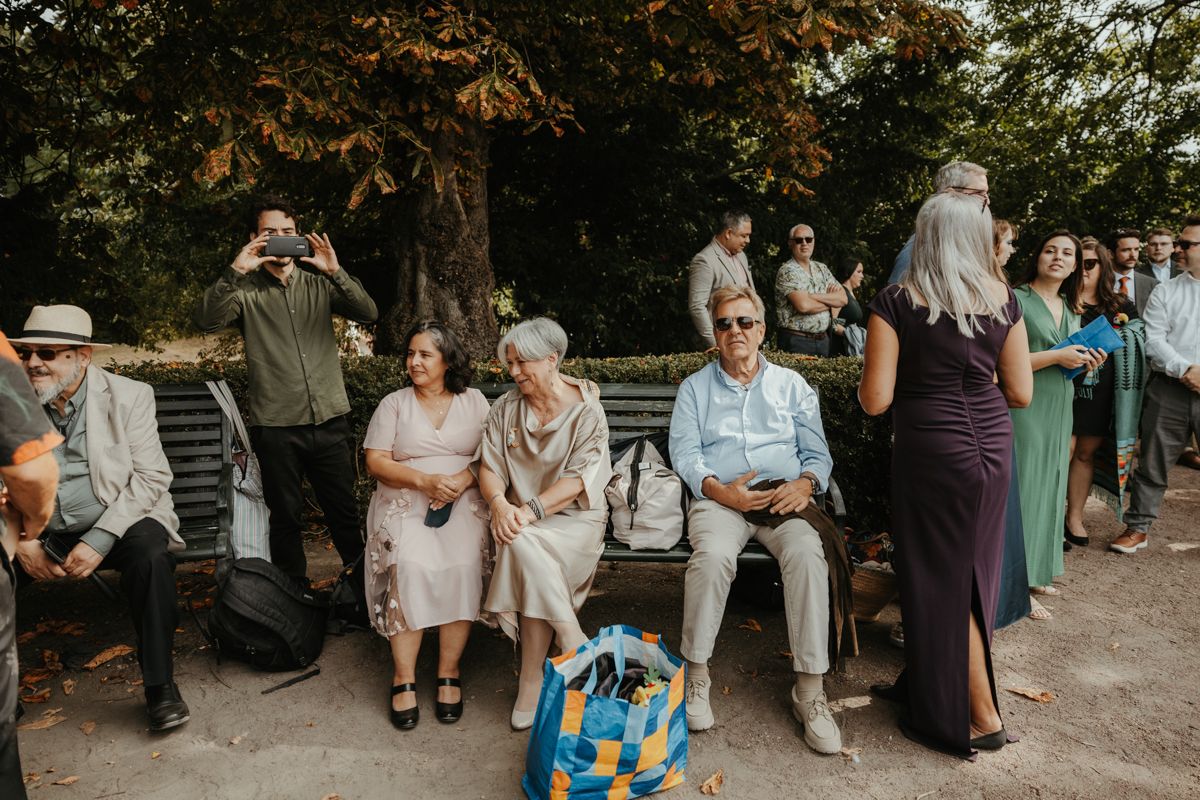 Personligt och färgglatt stadsbröllop mitt i Malmö augusti 2025 fotograferat av Grevholm Photography.