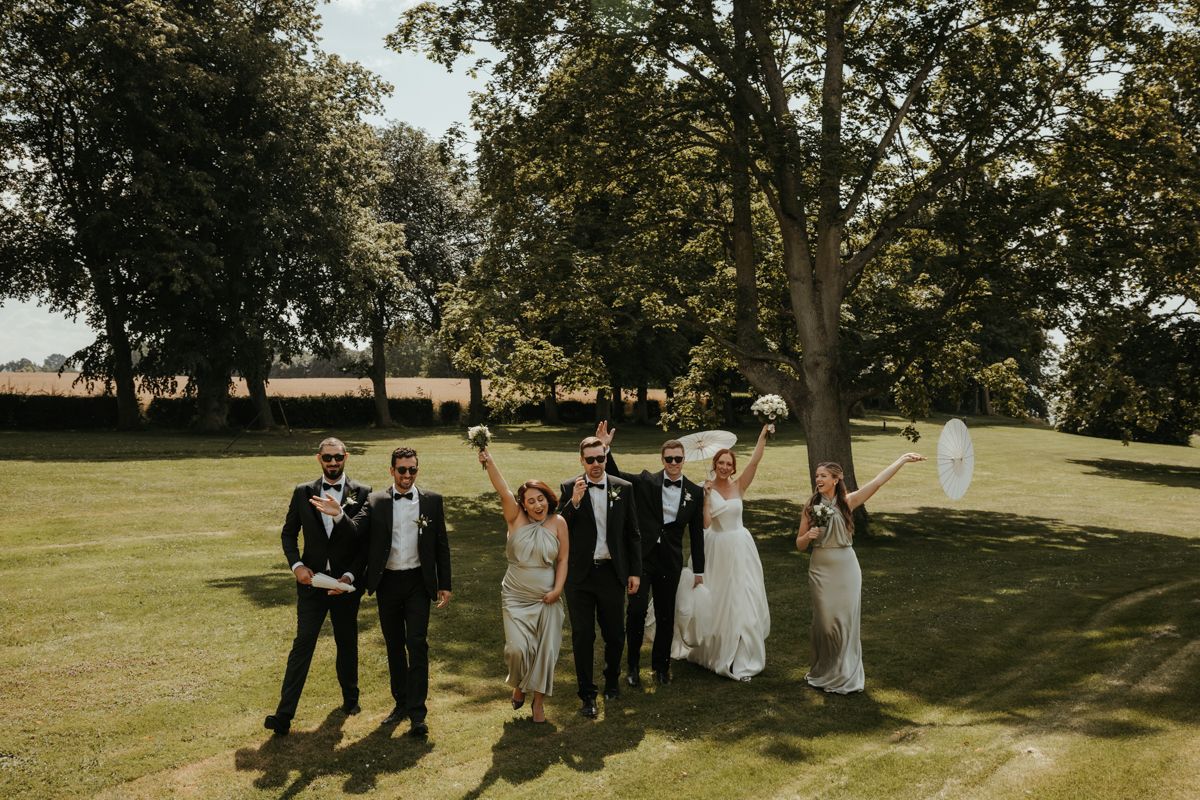Gruppbild med brudfölje på ett bröllop på Maryhill Estate fotograferat av Grevholm Photography.