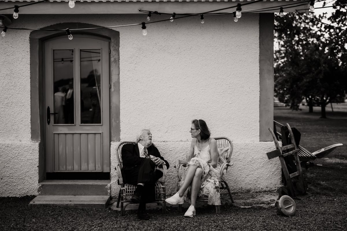 Mingel på ett bröllop på Näfstad loge, fotograferat av Grevholm Photography.