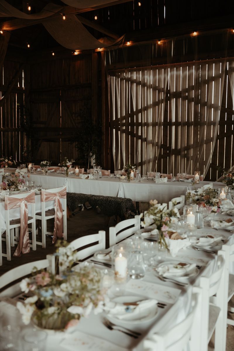 Näfstad loge dukad inför ett bröllop, fotograferat av Grevholm Photography.