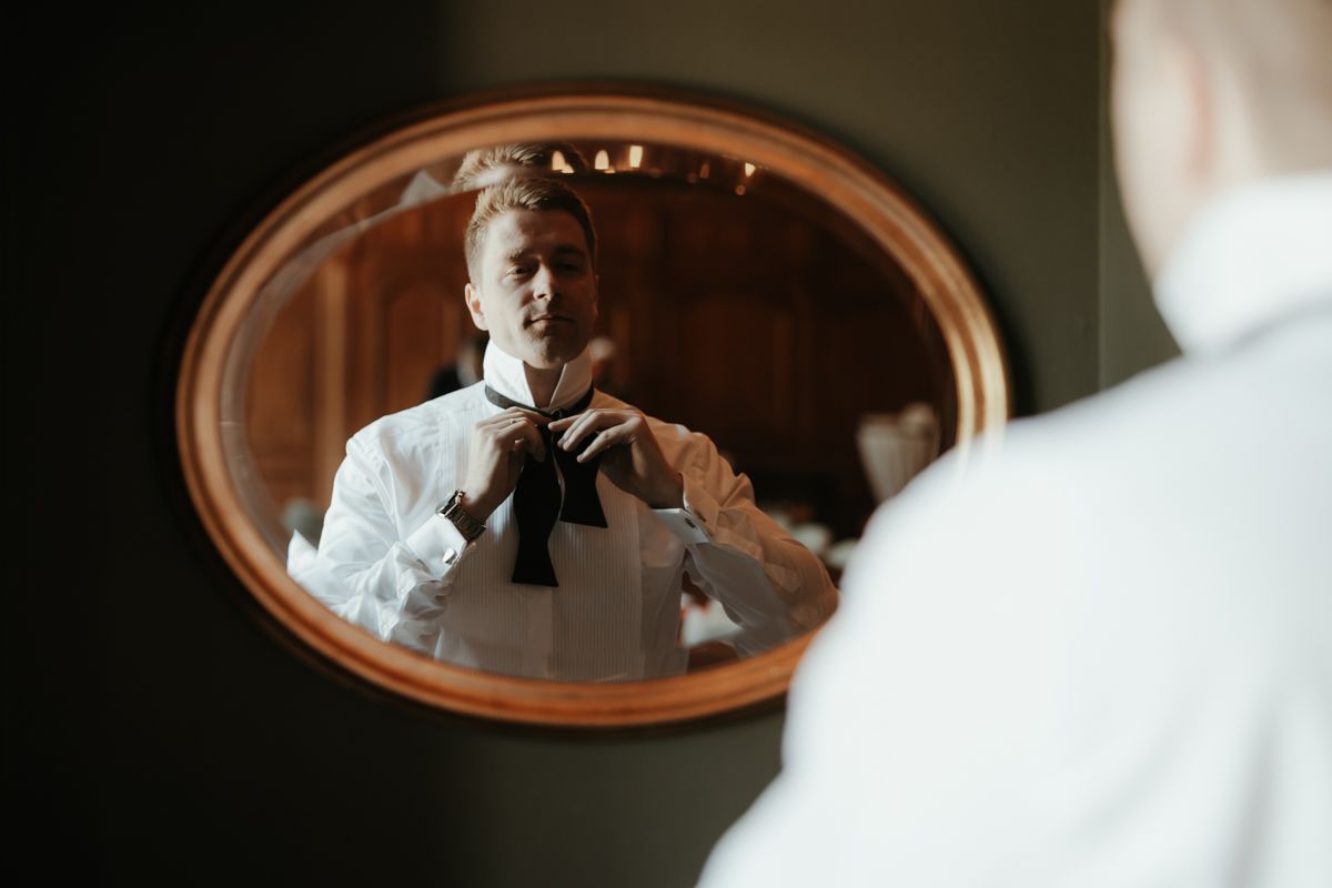 Förberedelser på slottet inför ett bröllop på Maryhill Estate fotograferat av Grevholm Photography.