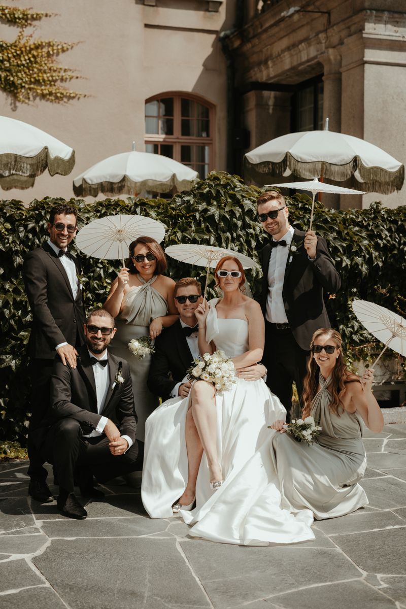 Gruppbild med brudfölje på ett bröllop på Maryhill Estate fotograferat av Grevholm Photography.