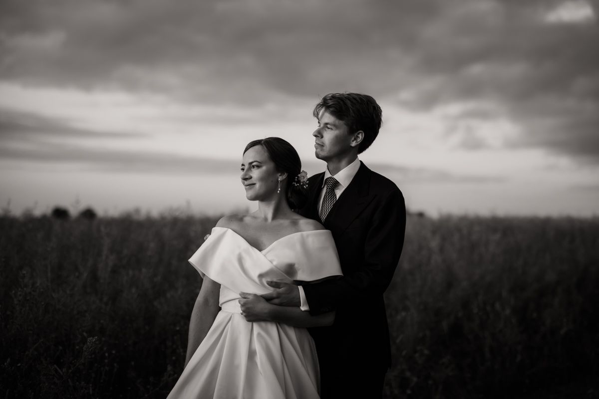 Bröllopsfotografering under golden hour utanför Näfstad Loge fotograferat av Grevholm Photography.