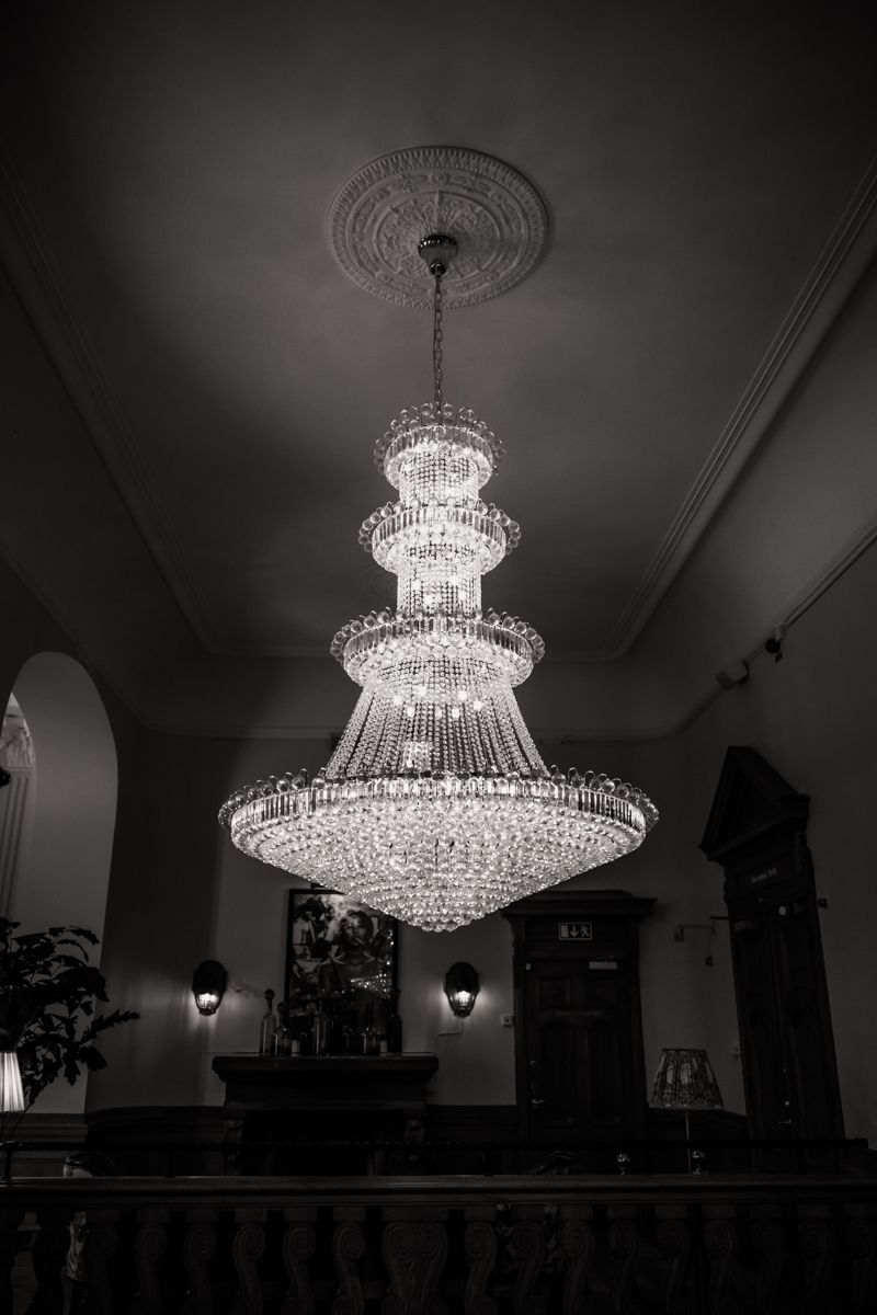 Förberedelser på slottet inför ett bröllop på Maryhill Estate fotograferat av Grevholm Photography.
