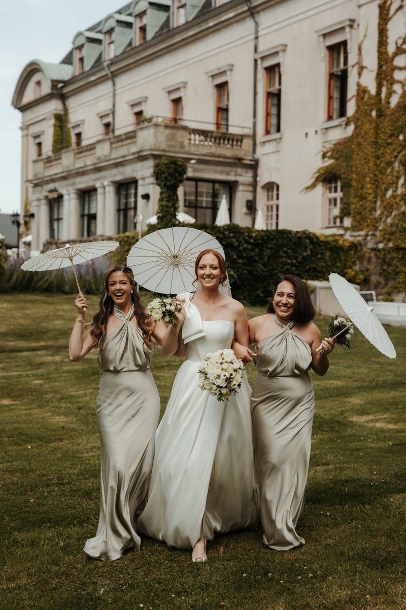 Gruppbild med brudfölje på ett bröllop på Maryhill Estate fotograferat av Grevholm Photography.