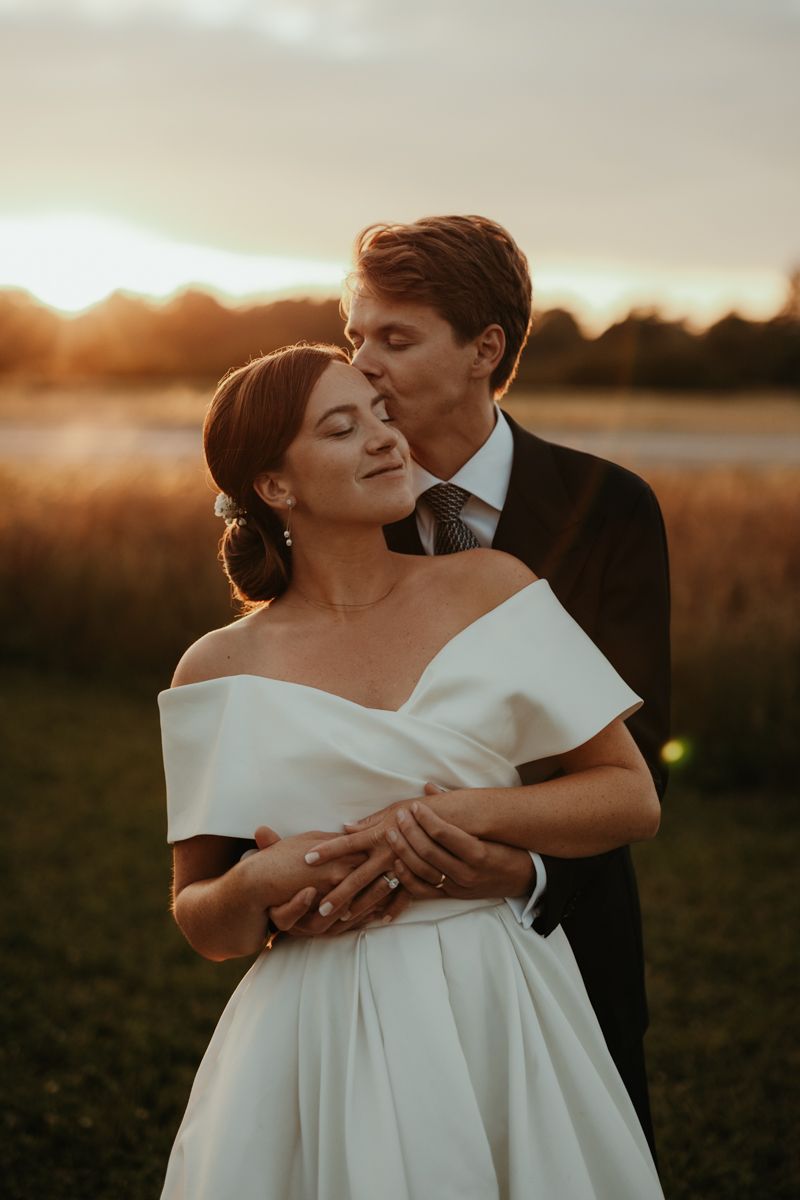 Bröllopsfotografering under golden hour utanför Näfstad Loge fotograferat av Grevholm Photography.