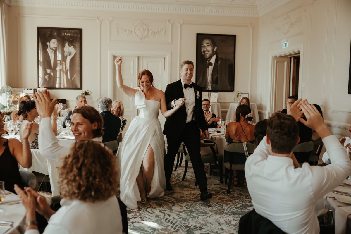 Brudpar dansar in till sin middag på ett bröllop på Maryhill Estate fotograferat av Grevholm Photography.