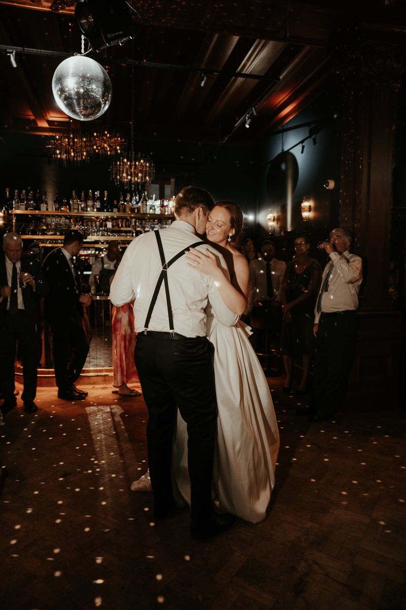 Första dansen under ett sommarbröllop på Maryhill Estate fotograferat av Grevholm Photography.